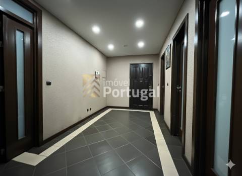 Amplo Ap. T4 Equipado, Prédio com Garagem Box e 2 Elevadores