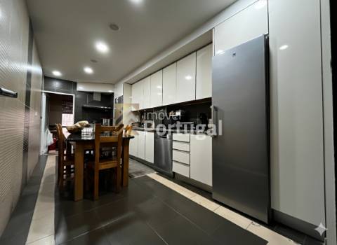 Amplo Ap. T4 Equipado, Prédio com Garagem Box e 2 Elevadores