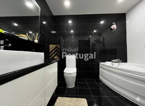 Amplo Ap. T4 Equipado, Prédio com Garagem Box e 2 Elevadores