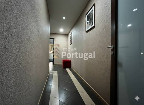 Amplo Ap. T4 Equipado, Prédio com Garagem Box e 2 Elevadores