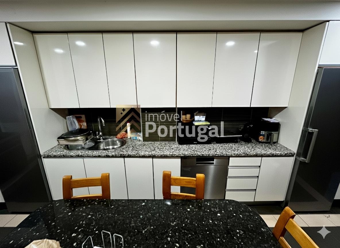 Amplo Ap. T4 Equipado, Prédio com Garagem Box e 2 Elevadores