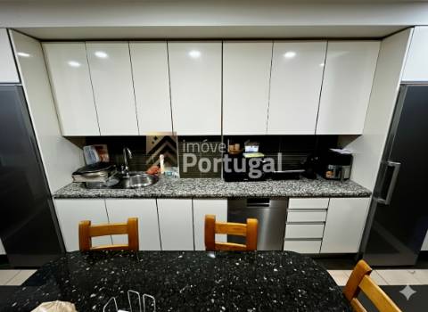 Amplo Ap. T4 Equipado, Prédio com Garagem Box e 2 Elevadores