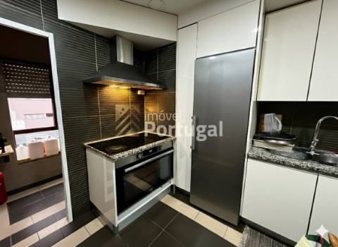 Amplo Ap. T4 Equipado, Prédio com Garagem Box e 2 Elevadores