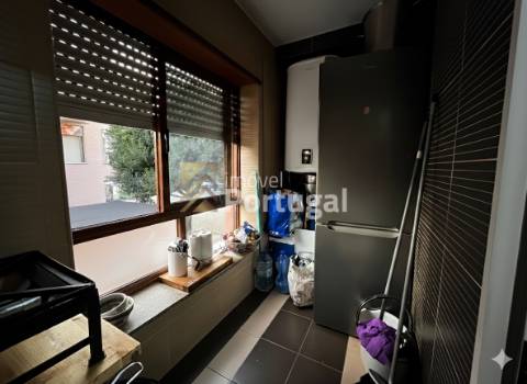 Amplo Ap. T4 Equipado, Prédio com Garagem Box e 2 Elevadores