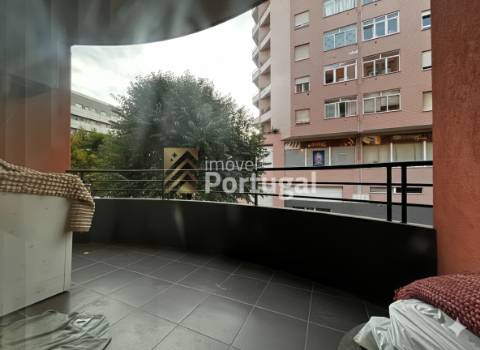 Amplo Ap. T4 Equipado, Prédio com Garagem Box e 2 Elevadores