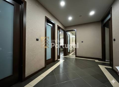 Amplo Ap. T4 Equipado, Prédio com Garagem Box e 2 Elevadores