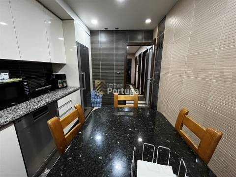 Amplo Ap. T4 Equipado, Prédio com Garagem Box e 2 Elevadores