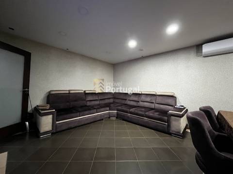 Amplo Ap. T4 Equipado, Prédio com Garagem Box e 2 Elevadores