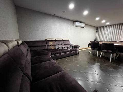 Amplo Ap. T4 Equipado, Prédio com Garagem Box e 2 Elevadores