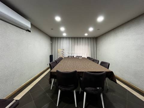 Amplo Ap. T4 Equipado, Prédio com Garagem Box e 2 Elevadores