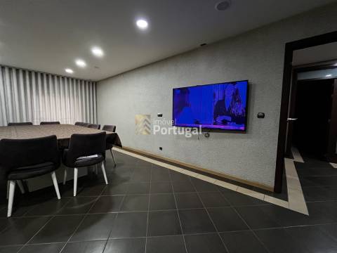 Amplo Ap. T4 Equipado, Prédio com Garagem Box e 2 Elevadores