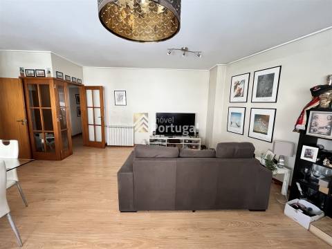 Venda - Apartamento T3 com Área de Lazer Privada