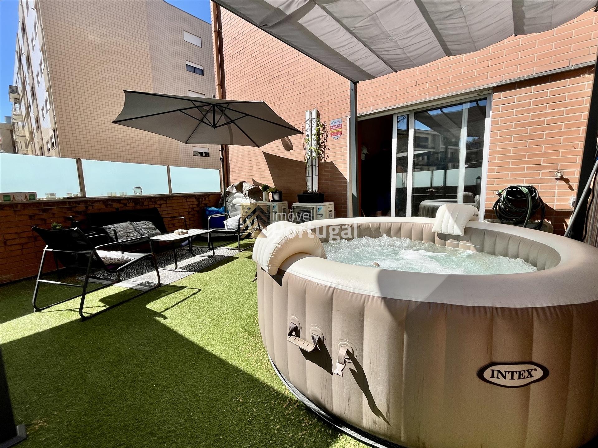 Venda - Apartamento T3 com Área de Lazer Privada