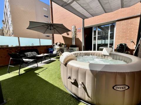 Venda - Apartamento T3 com Área de Lazer Privada