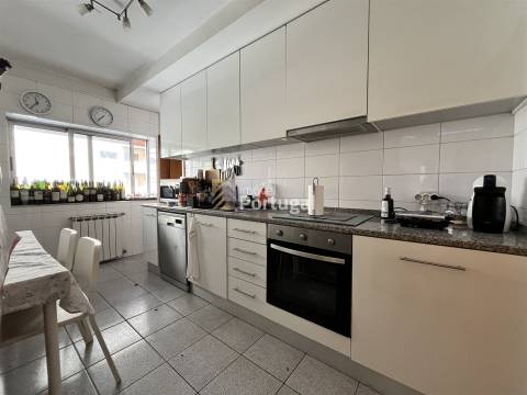 Venda - Apartamento T3 com Área de Lazer Privada