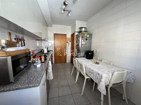 Venda - Apartamento T3 com Área de Lazer Privada