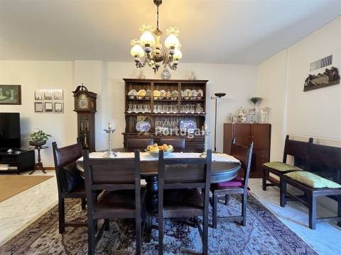 Amplo Apartamento T3 em São Vítor - 5 varandas, Suíte, 2 Elevadores e Garagem Box