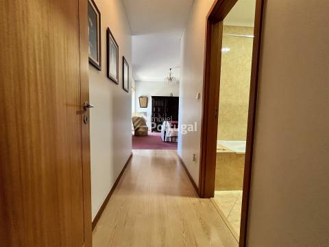 Amplo Apartamento T3 em São Vítor - 5 varandas, Suíte, 2 Elevadores e Garagem Box