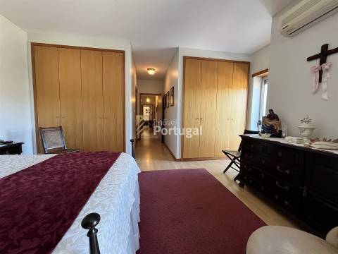 Amplo Apartamento T3 em São Vítor - 5 varandas, Suíte, 2 Elevadores e Garagem Box
