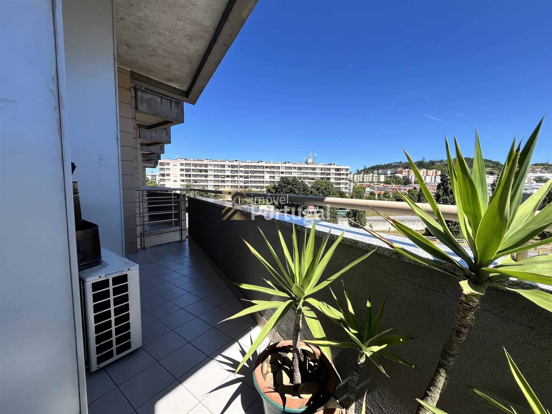 Amplo Apartamento T3 em São Vítor - 5 varandas, Suíte, 2 Elevadores e Garagem Box