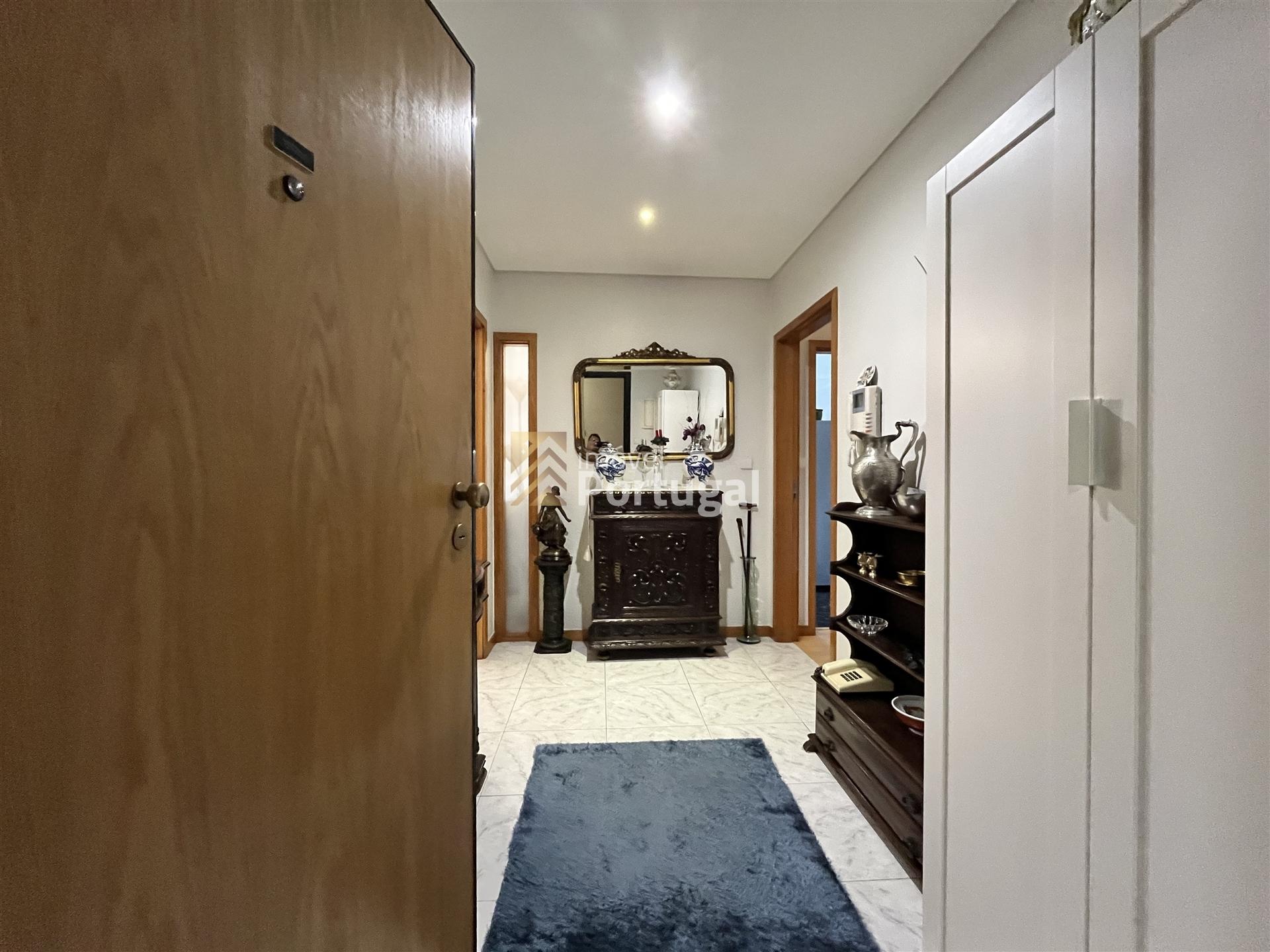 Amplo Apartamento T3 em São Vítor - 5 varandas, Suíte, 2 Elevadores e Garagem Box