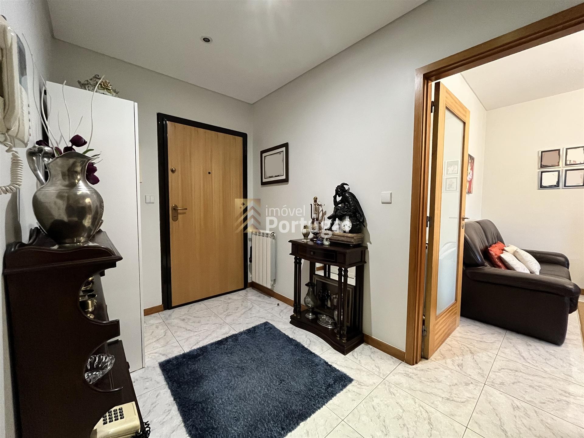 Amplo Apartamento T3 em São Vítor - 5 varandas, Suíte, 2 Elevadores e Garagem Box