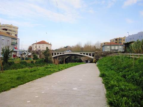 Terreno para Cave + Rc + 4 - A 5 min. do H.S.João