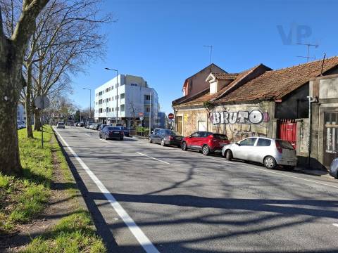 Terreno na Circunvalação a 600m do H. de S. João e Metro