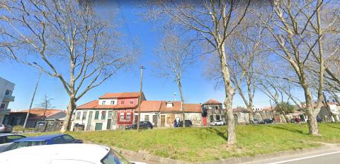 Terreno na Circunvalação a 600m do H. de S. João e Metro