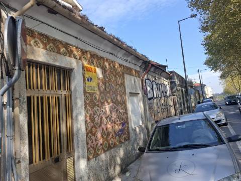 Terreno na Circunvalação a 600m do H. de S. João e Metro