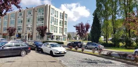 Garagem Box c/ Arrumo ao H.S. João