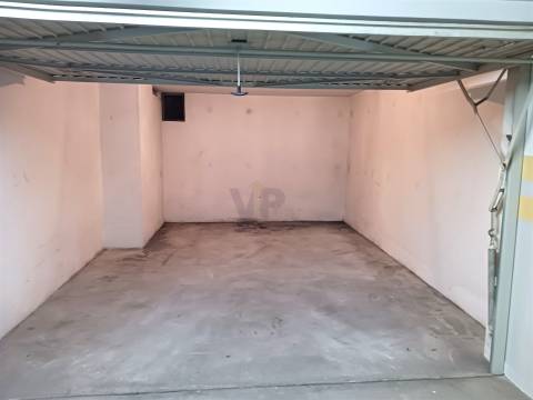 Garagem Box c/ Arrumo ao H.S. João