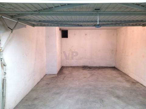 Garagem Box c/ Arrumo ao H.S. João