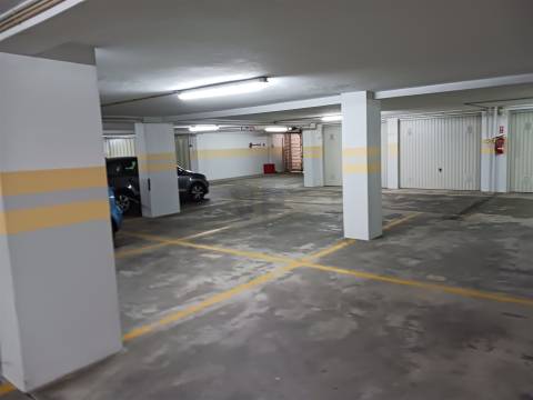 Garagem Box c/ Arrumo ao H.S. João