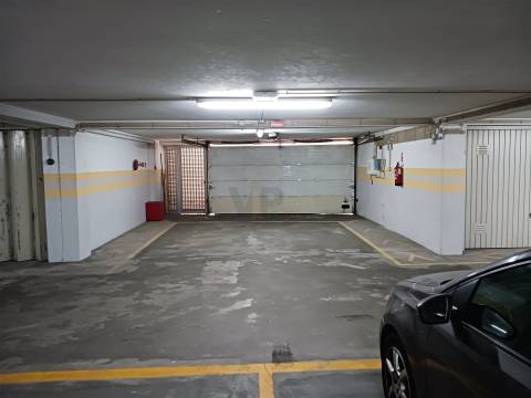 Garagem Box c/ Arrumo ao H.S. João