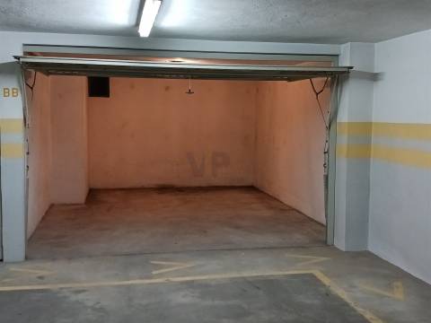 Garagem Box c/ Arrumo ao H.S. João