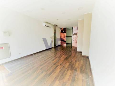 Loja ao Cruzamento do Amial / Circunvalação