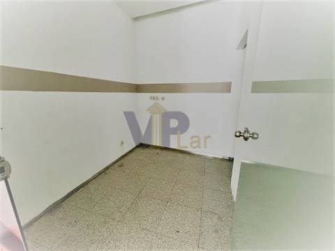 Loja ao Cruzamento do Amial / Circunvalação