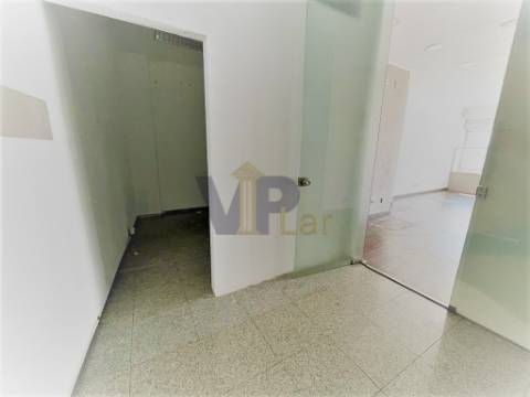 Loja ao Cruzamento do Amial / Circunvalação