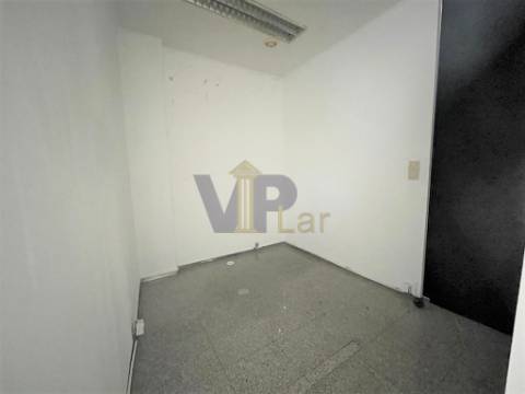 Loja ao Cruzamento do Amial / Circunvalação