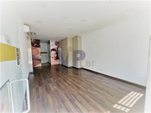 Loja ao Cruzamento do Amial / Circunvalação