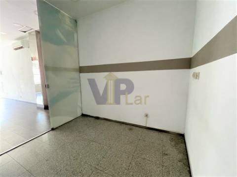 Loja ao Cruzamento do Amial / Circunvalação