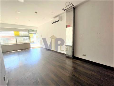 Loja ao Cruzamento do Amial / Circunvalação