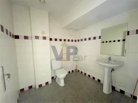 Loja ao Cruzamento do Amial / Circunvalação