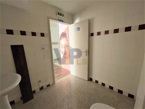 Loja ao Cruzamento do Amial / Circunvalação