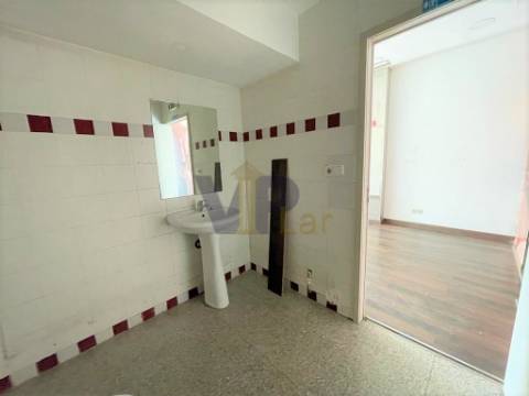 Loja ao Cruzamento do Amial / Circunvalação