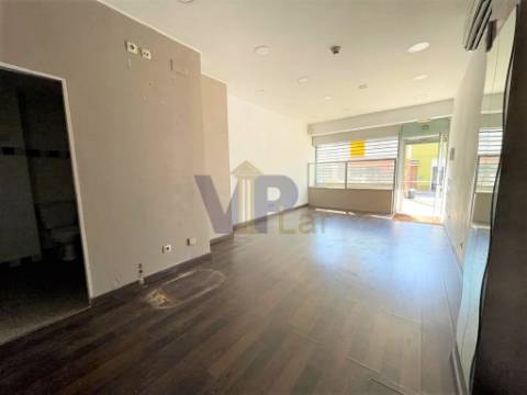 Loja ao Cruzamento do Amial / Circunvalação