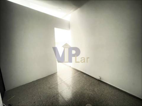 Loja ao Cruzamento do Amial / Circunvalação