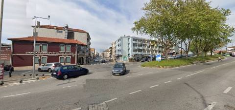 Loja ao Cruzamento do Amial / Circunvalação