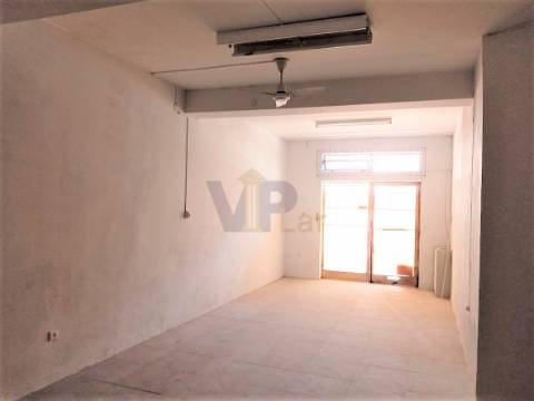 Loja com 85 m² - Porto (Ermesinde)